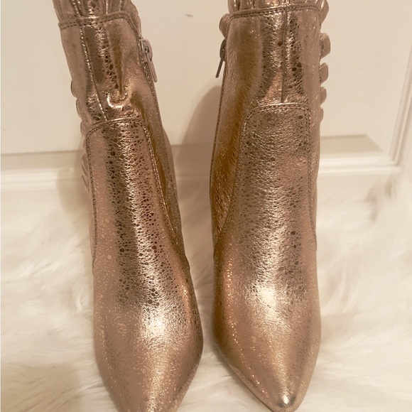 Shoe dazzle rose gold metallic faux leather booties. Ruffled edge. Size 7.5 - Picture 2 of 8